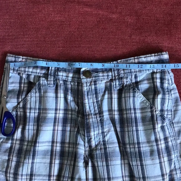Boy’s plaid cargo-style shorts - Picture 5 of 9